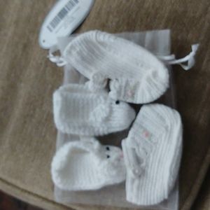 Set of white Hug Me First crochet booties - white petal / bunny